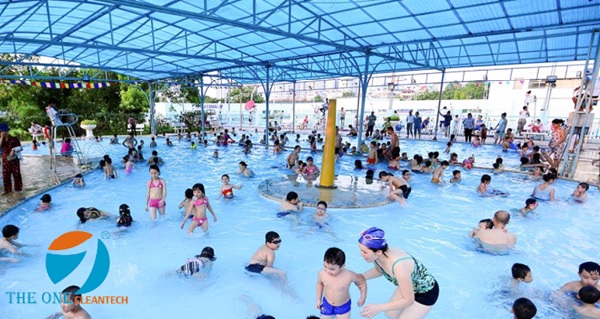 Nước bể bơi nếu không được xử lý thường xuyên sẽ ảnh hưởng trực tiếp đến sức khỏe người tắm trong bể bơi đó