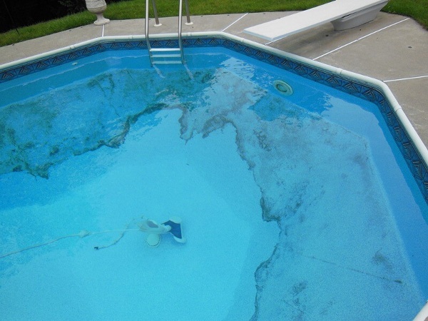 Sử dụng hóa chất không đúng cách khiến nước bể bơi bị đục