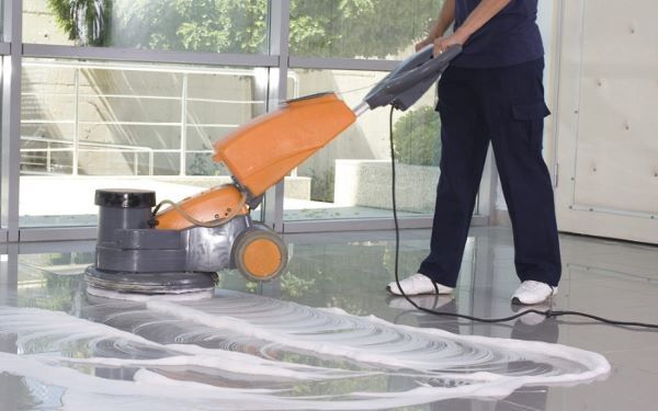Hóa chất tẩy rửa công nghiệp được sử dụng để vệ sinh sàn nhà xưởng