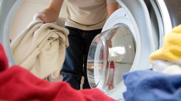 Nguyên nhân và cách giặt quần áo không bị nhăn