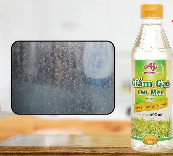 Cách tẩy cặn canxi trên kính với giấm ăn đơn giản và tiết kiệm.