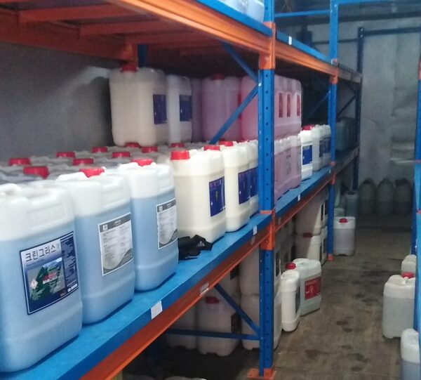 Các yếu tố ảnh hưởng đến giá hóa chất công nghiệp 2 bang gia hoa chat cong nghiep moi nhat